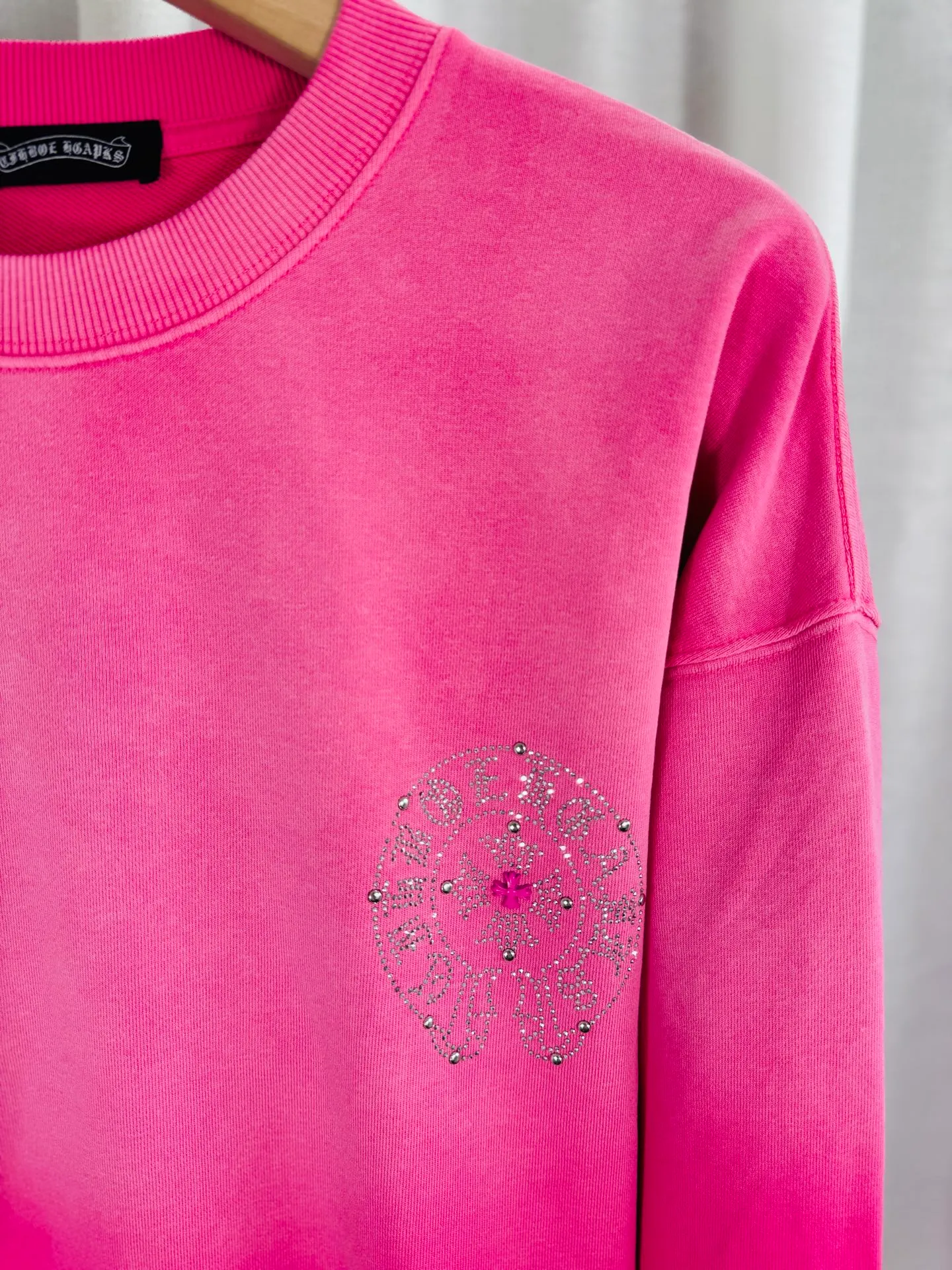 P290 top version, real shot without P, ​​different from market currency) 𝗖𝗵𝗿𝗼𝗺𝗲 𝗛𝗲𝗮𝗿𝘁𝘀/Croxin 2025 Autumn and Winter New Original Single Counter American 3D Rivets and Stickers Couple Casual Sweater 👑The highest version! Customized fabric 430g tripe terry fabric! American-style pickled and distressed original fabric, laser-burned flowers, rivets and diamonds, exquisite embroidery of letters! The best-selling model in the counter, very comfortable to wear. Accessories: original molded and authenticated collar label➕100% silk wash label. Genuine purchase-grade original hangtag➕matching hanging rope➕3D hanging beads➕original packaging bag. Craftsmanship: The original version has consistent wiring! The highest version of the armhole matching technique! Color: Pink Black Green Purple Size: S M L XL Style Number: 25-375